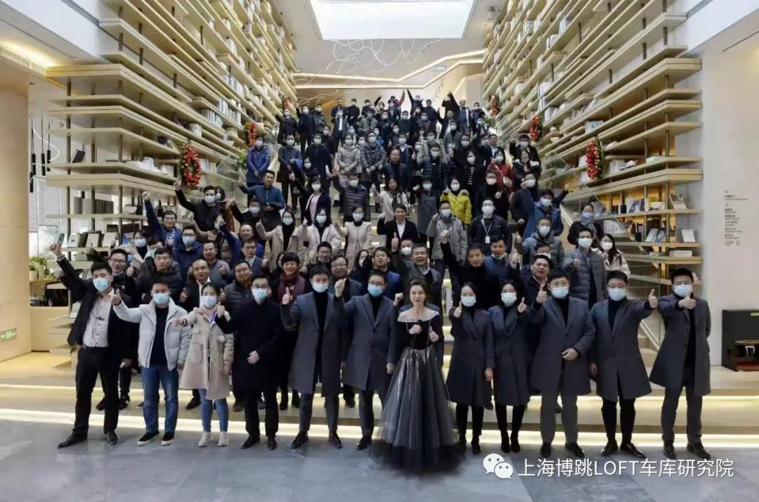 天门全国一百多人在华侨城汉口道6号参观研讨LOFT专利车库技术！